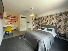 Modern studio apartment; 10min walk to town & quay